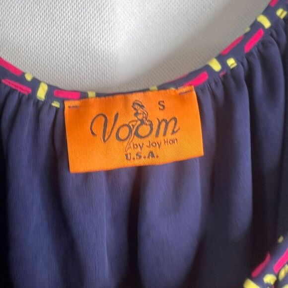 Voom by Joy Han Geometric Cold Shoulder Vneck Bell Embroidered Sleeve Top Sz SM - Picture 2 of 9